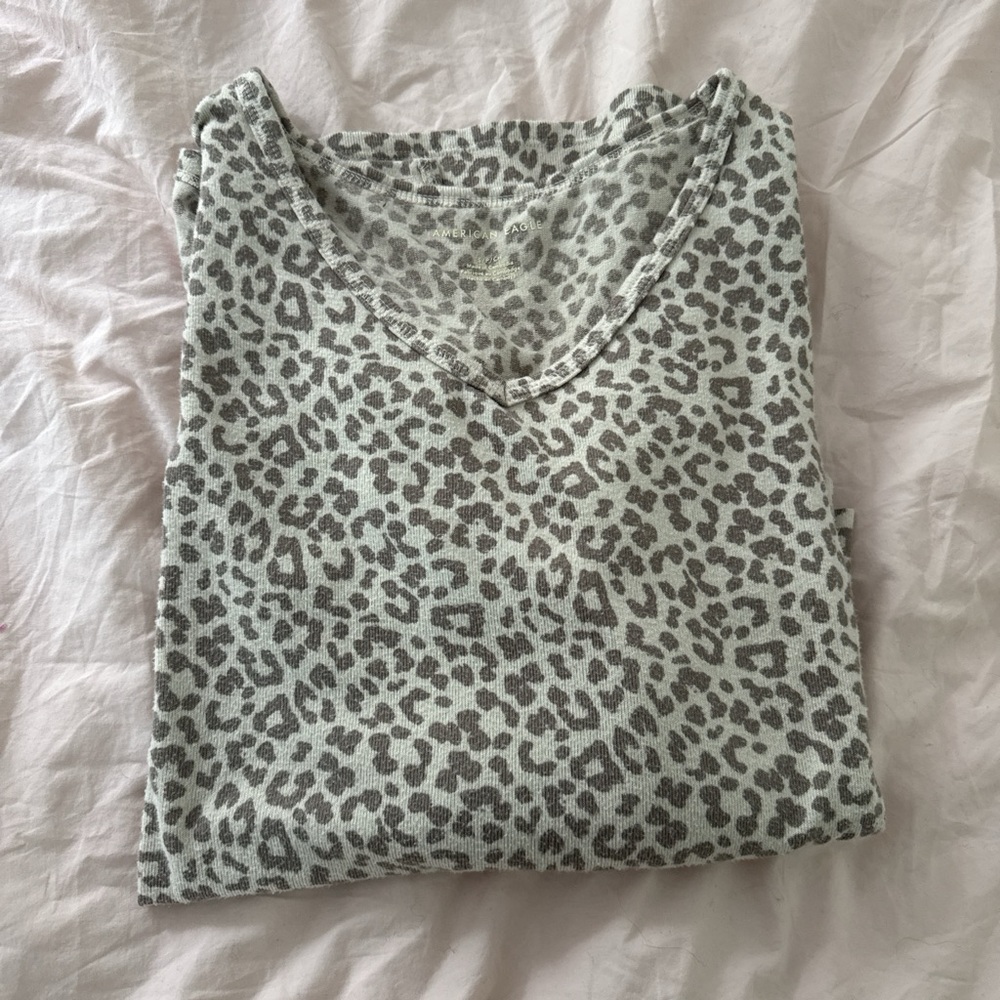 American Eagle Outfitters Gray Leopard V-Neck Long Sleeve Tee